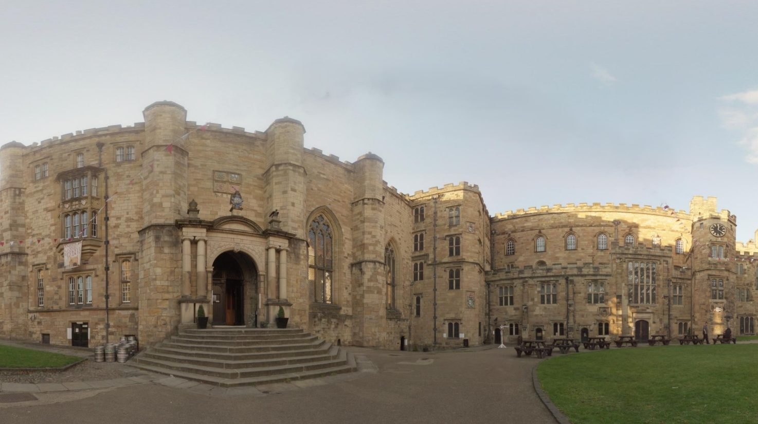 Le facciate del castello sul cortile, con l'ingresso della Great Hall