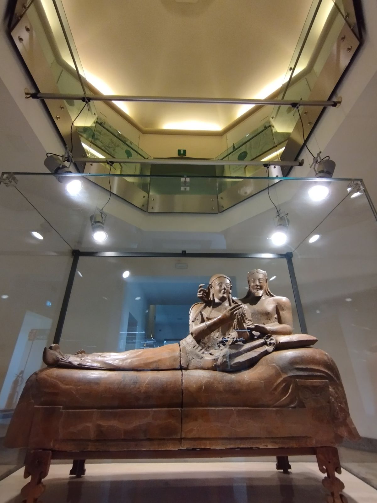 Sarcofago degli Sposi nella teca, Museo di Villa Giulia